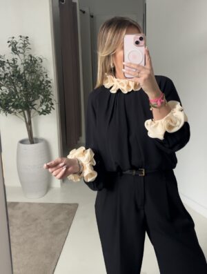 Blouse noire col et poignets fleuris