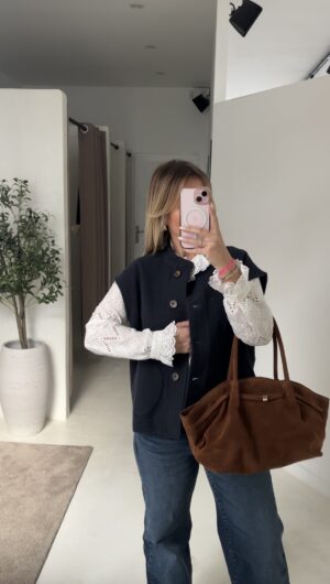 Veste sans manches boutonnées bleu marine, détails poches plaqués