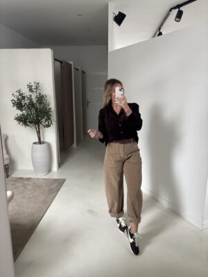 Blouse en velours marron, col montant et boutons dorés