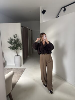 Blouse ample marron en velours avec volants