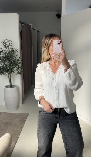 Blouse blanche col V, boutons nacrés et broderies