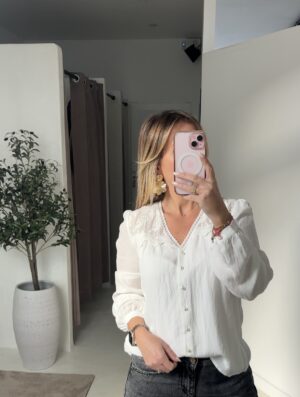 Blouse blanche col V, boutons nacrés et broderies