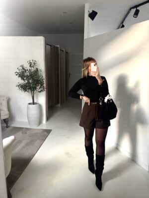 Short marron à pinces, ceinturé