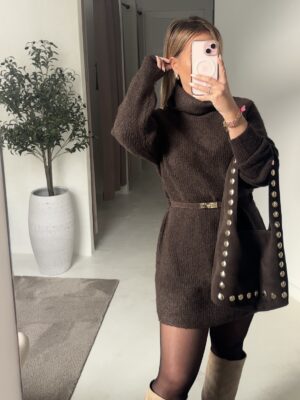 Sac en daim chocolat porté épaules, clous dorés