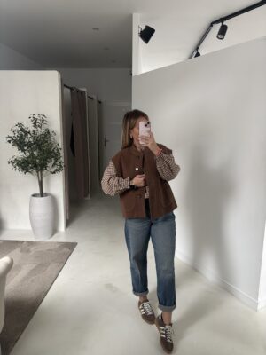 Veste sans manches boutonnées marron, détails poches plaqués