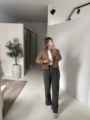 Veste courte en daim taupe, poche sur le devant