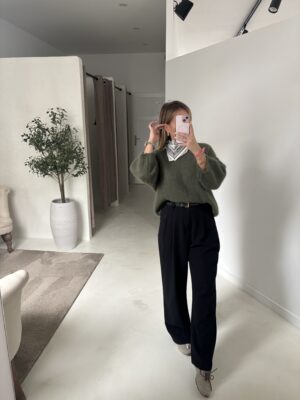 Pull kaki manches 3/4, détails coutures