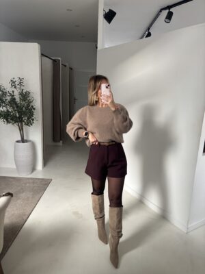 Short bordeaux à pinces, ceinturé