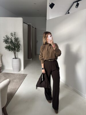 Blouse en velours camel col montant – détail poche sur le côté