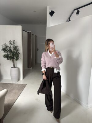 Pull doux à col en V rose pâle manches longues