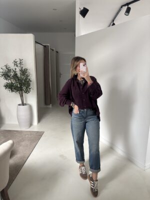 Blouse en velours aubergine col montant – détail poche sur le côté