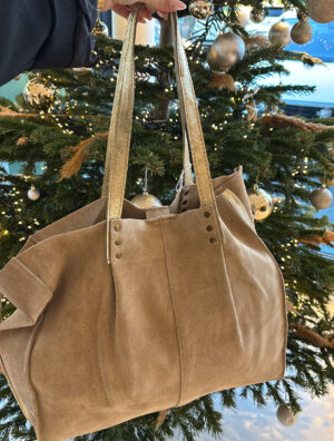 Sac à main en daim taupe, détails clous et anses dorées