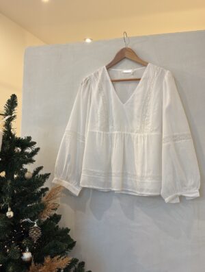 Blouse blanche col V, évasée dans le bas