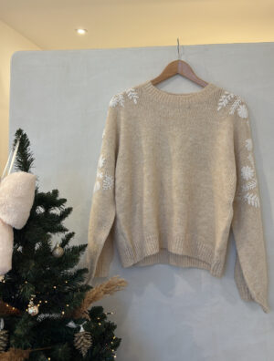 Pull rose poudré avec broderies fleurs