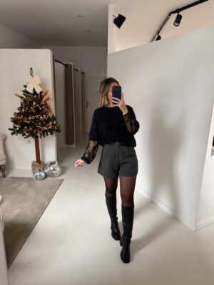 Short gris à pinces, ceinturé