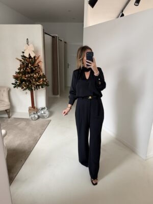 Blouse effet satiné bleu marine, fleurs au col