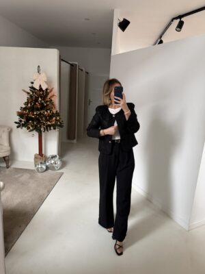 Veste noire détails brillants et boutons dorés