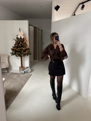 Blouse marron à volants et transparence