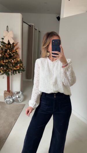 Blouse blanche en dentelle, transparence aux manches