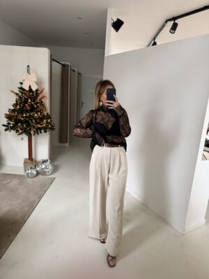 Blouse en dentelle noir à motifs fleuris