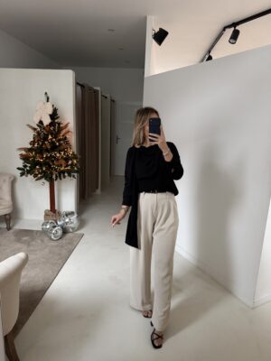 Blouse noir détail bijou doré et écharpe intégrée