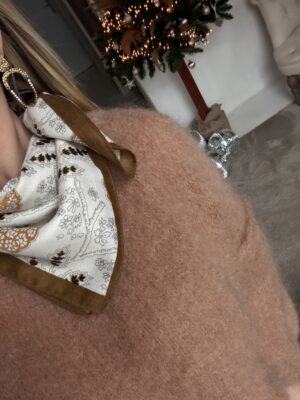 Petit foulard tons beige et orange, contour marron