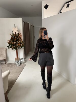 Blouse en dentelle fleurie noire, avec sequins