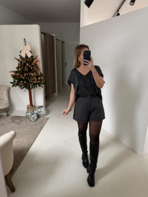 Short gris à pinces, ceinturé