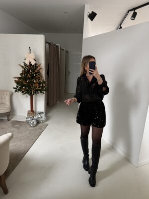 Blouse col montant noir ajourée