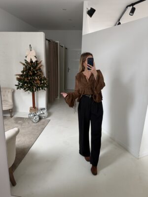 Blouse léopard fluide, volants et noeuds aux manches