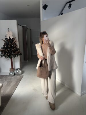 Fausse fourrure sans manches à capuche écru