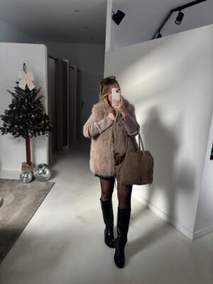 Fausse fourrure sans manches à capuche marron