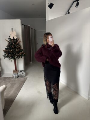 Jupe longue effet satiné noir, bas en dentelle