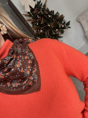 Foulard marron à motifs fleuris