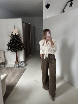 Blouse écru col claudine, détails broderies et paillettes dorées