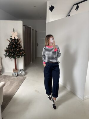 Pull à rayures bleu et blanc, détails rose fluo