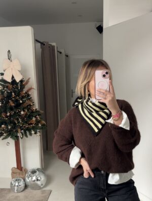 Echarpe triangle à rayures marron foncé et jaune