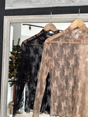 Top en dentelle beige, col montant