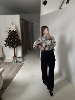 Pull col roulé rayé marron et blanc