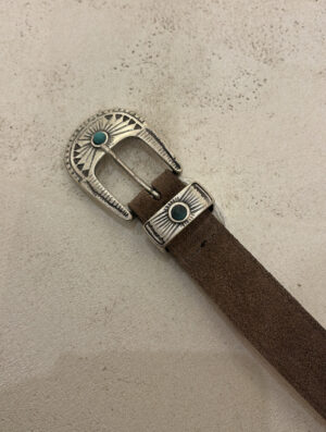 Ceinture en daim taupe, boucle avec perle verte