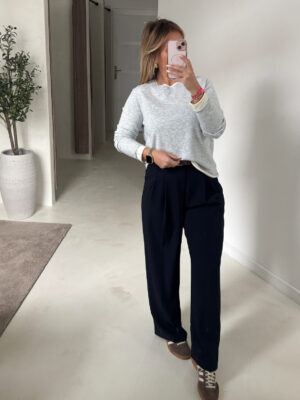 Pantalon fluide et large bleu marine ceinturé