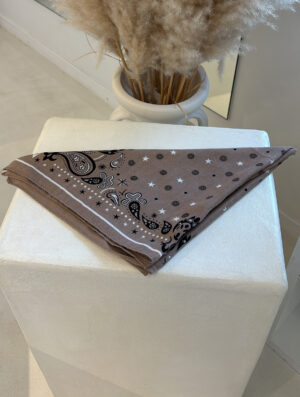 Foulard taupe à motifs