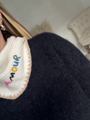 Col triangle écru et beige, brodé « amour »