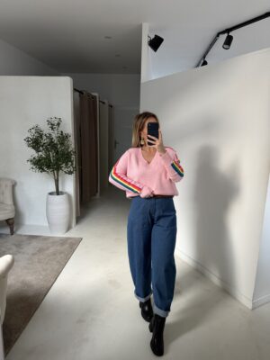 Pull col V rose clair détails arc-en-ciel
