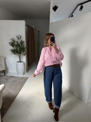 Blouse rose col V détails féminins