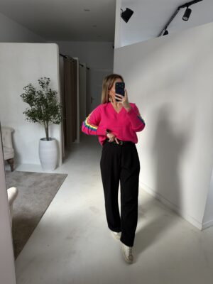 Pull col V rose détails arc-en-ciel