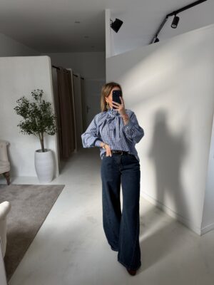 Blouse à carreaux bleu col montant et noeud élégant