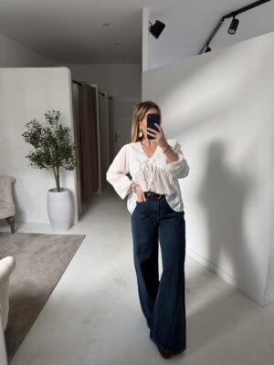 Blouse col V écru, évasée dans le bas et broderies