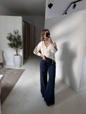 Gilet à capuche zippé blanc, détails bandes arc-en-ciel