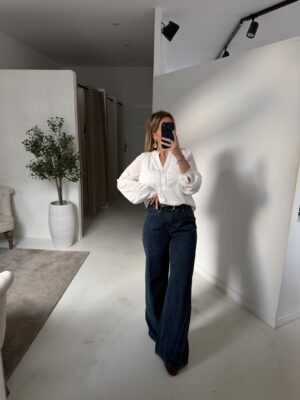 Blouse blanche col V détails féminins